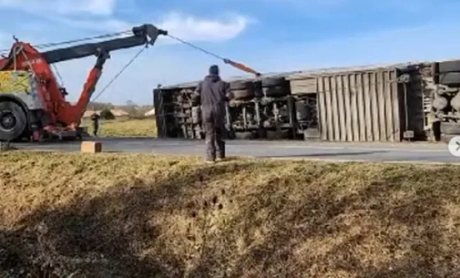 Dépannage et remorquage d'un semi-remorque couché à Albi, proche de Castres, POLO AUTOMOBILES